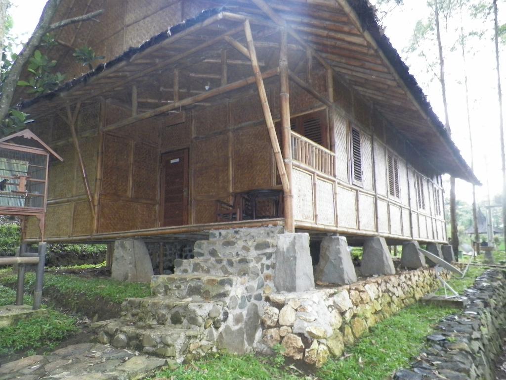 Villa Kampung Karuhun Sutan Raja Bandung Phòng bức ảnh