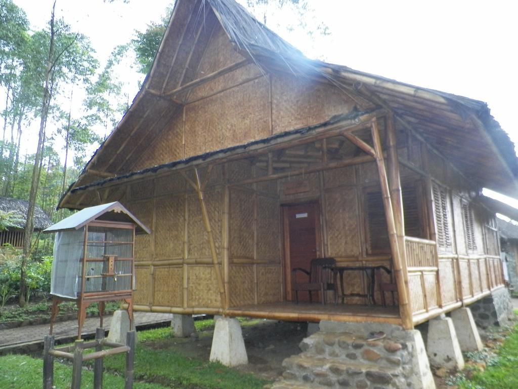 Villa Kampung Karuhun Sutan Raja Bandung Phòng bức ảnh